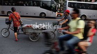Walau kota Bejing dapat dikatakan makmur banyak masyarakatnya masih menggunakan sepeda sebagai alat angkut.
