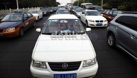 Deretan mobil berbagi merek terjebak macet di tengah kota Beijing.