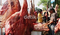 Pedagang menjual daging sapi segar di pinggir jalan Parung Bingung, Depok, Jawa Barat, Jumat (17/8/2012). Ramses/detikcom.