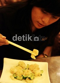 Tak kalah dengan menu-menu yang lain restoran Tulufan juga menyajikan masakan udang rebus kuah bening yang terasa renyah di mulut, nikmatnya berbuka.