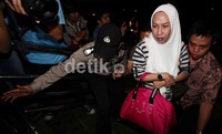 Sri Dartuti (tengah, kaos bergaris) yang menjadi terperiksa kasus dugaan suap saat tiba di KPK Jakarta.