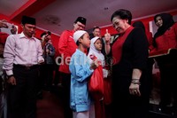 Megawati memberi santunan dan memberi motivasi belajar secara simbolik kepada 500 anak yatim usai upacara peringatan kemerdekaan Indonesia.