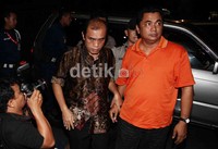 Hakim ad hoc Pengadilan Tipikor Pontianak, Heru Kusbandono (kaos oranye) saat tiba di KPK Jakarta.