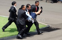 Wanita tersebut langsung dilarikan tiga orang Paspampres ke ruang perawatan.