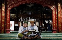 Dinasti Lioa dan Ming membangun aula utama, dan dinasti lain melengkapi dengan ruangan lainnya. Dua orang anak membaca Al Quran di lobi utama Masjid.