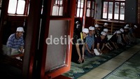 Selama Bulan Ramadhan ini banyak sekali jamaah mengunjungi Masjid ini untuk sholat dan memperdalam keislaman mereka.