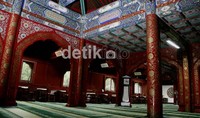 Ruang utama Masjid dihiasi oleh seni ukir bergaya China.