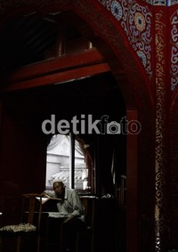Desain dan ornamen masjid ini merupakan perpaduan antara China dan Arab. Warna merah dan emas mendominasi ukiran dan atap Masjid.