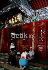 Dua orang mualaf sedang memperdalam Al Quran dan hukum Islam.