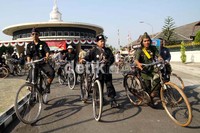 Sepeda kuno berbagai merek buatan Eropa terutama Belanda dan Inggris banyak digemari anggota komunitas sepeda kuno sebagai alat transportasi yang penuh kenangan.