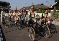 Mengenakan pakaian polisi zaman dulu siap melakukan konvoi keliling kota Yogyakarta.