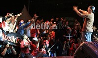 Ari yang juga gitaris Padi juga terlibat sebagai manajer band itu. Herianto Batubara/detikHOT.