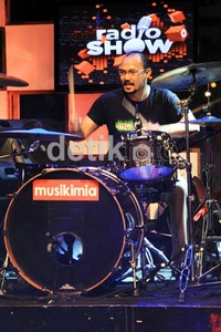 Yoyo nampak bersemangat menggebuk drumnya. Herianto Batubara/detikHOT.
