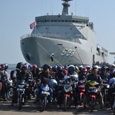 Ribuan Pemudik Bermotor dengan KRI Banda Aceh Tiba di Semarang