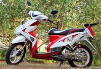 Modifikasi sederhana yang diberikan Marinez terbilang cukup cantik. Pasalnya Marinez mampu memadukan warna merah dan putih dalam satu tubuh Yamaha Xeon, dan bisa mempermanis tampilan dengan asesoris yang ada. (dok Marinez)