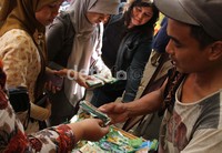 Pembeli membeli ampop lebaran,amplop-amplop ini dijual dengan harga Rp 4 ribu per 10 lembar.