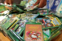 Tokoh-tokoh kartun yang lucu menghiasi amplop ini diantaranya, Hello Kitty, Upin-ipin, Angry Bird, Mickey Mouse.