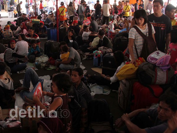 H-1 Lebaran, Stasiun Pasar Senen Masih Dipadati Pemudik