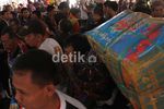 H-1 Lebaran, Stasiun Pasar Senen Masih Dipadati Pemudik