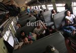 H-1 Lebaran, Stasiun Pasar Senen Masih Dipadati Pemudik