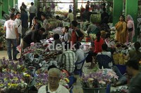 Masyarakat memadati Pasar Bunga Rawa Belong.