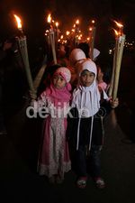 Ratusan Warga Palmeriam Takbir Keliling Dengan Pawai Obor