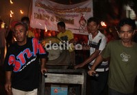 Mereka membawa obor dan beduk.
