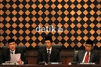 Sidang isbat yang berlangsung di Gedung Kemenag, Jalan MH. Thamrin, Jakarta Pusat, dipimpin oleh Menteri Agama Suryadharma Ali.