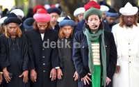 Pelaksanaan shalat idul fitri ini dipimpin langsung oleh Ustadz Lukman A Bakti, yang bertindak sebagai imam shalat sekaligus khatib.