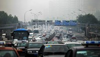 Kabut yang menaungi Kota Beijing sudah berlangsunglebih dari tiga hari mengakibatkan jarak pandang menjadi sangat terbatas.