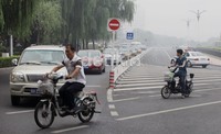 Warga Beijing tetap beraktifitas seperti biasa walau jarak pandang terbatas.