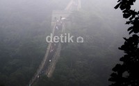 Kawasan wisata Tembok China yang berjarak lebih 30 km dari pusat kota juga tidak luput dari kepungan kabut.