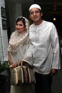 Tampil kompak putih-putih, Natalie Sarah dan suami terlihat serasi. Gus Mun/detikcom