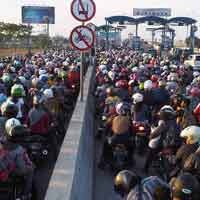 Antrean Pemudik Bermotor di Suramadu Mengular Hingga 2 Kilometer
