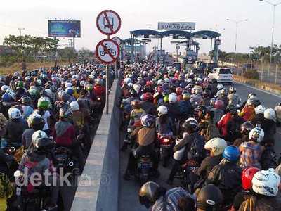 Pemudik Bermotor Mengular Di Suramadu