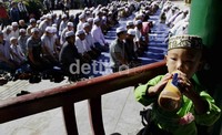 Warga Ning Xia Hui sejak pagi telah memenuhi halaman masjid untuk menunaikan Salat Idul Fitri. Provinsi Ning Xia Hui merupakan provinsi otonom muslim di China.