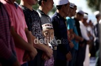 Seorang anak kecil juga ikut melaksanakan Salat Id. Di Provinsi Ning Xia Hui mayoritas yang memeluk agama Islam berasal dari suku Hui.