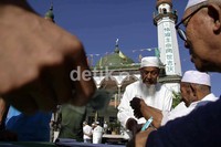 Warga muslim Hui juga membayar zakat sebelum pelaksanaan Salat Idul Fitri.