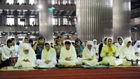 Ibu Ani yang didampingi Herawati tampak khusyuk berdoa. (Setpres).
