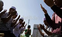 Doa-doa dipanjatkan untuk keluarga yang telah mendahului mereka.