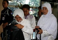 Ibunda Neneng, Nurmani tiba di gedung KPK, Jakarta. (Ramses/detikcom).