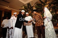 Foke menyambut para tamu yang menghadiri acara open house.