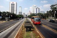 Hanya terlihat beberapa kendaraan yang melintas, salah satunya bus TransJakarta.