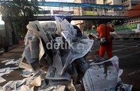 Kertas koran yang berserakan tersebut dikumpulkan kemudian dijual.