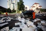 Mengais Rezeki Usai Salat Idul Fitri