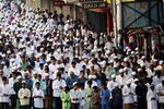 Ribuan Umat Islam Salat Id di Jalan Raya