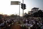 Ribuan Umat Islam Salat Id di Jalan Raya