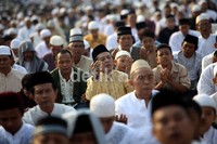 Para jamaah khusyuk berdoa.