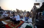 Ribuan Umat Islam Salat Id di Jalan Raya