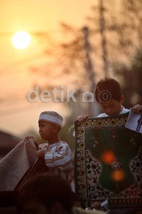 Puluhan anak-anak juga mengikuti salat Idul Fitri.